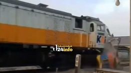 Mendadak Mogok di Tengah Rel, Forklift Ditabrak Kereta di Surabaya