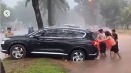 VIDEO: Mobil Mewah Terjebak Banjir Tangsel
