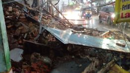 Diterjang Hujan Lebat, Bangunan Bekas Pabrik Roti di Tebet Ambruk