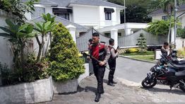 Penampakan Rp2,8 Miliar dan Dua Senjata Api di Rumah Eks Kadis PUPR Sumut