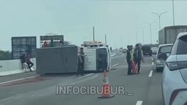 Truk Terguling di Tol Cimanggis-Cibitung, Lalin Macet