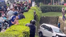 Minibus Nyemplung ke Selokan di Bintaro Jadi Tontonan Warga