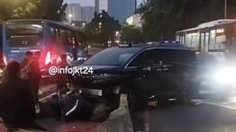Kronologi Alphard Tabrak Pembatas Jalan di Kuningan