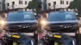 Alphard Hitam Kecelakaan di Mampang Arah Kuningan