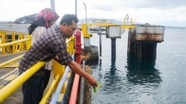 Harap Keajaiban, Keluarga Korban Tabur Bunga di Selat Bali