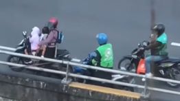 Momen Driver Ojol Bantu Ibu Bawa Anak Kesulitan di Flyover, Tukar Motor hingga Dorong Kendaraan