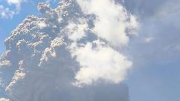 Gunung Lewotobi Laki-laki Meletus Dahsyat, Langit Gelap Gulita dan Bandara Ditutup