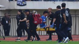 Bek Persib Achmad Jufriyanto Patah Tulang Rusuk Usai Benturan dengan Pemain Port FC