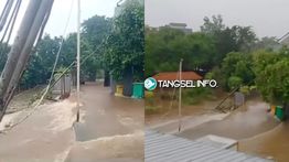 Tembok Ruko di Jalan Aria Putra Ciputat Jebol Diterjang Banjir