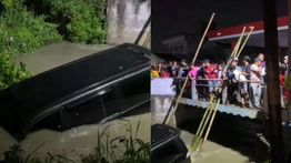 APV Berpenumpang 11 Orang Nyemplung ke Kali Jadi Tontonan Warga di Bekasi