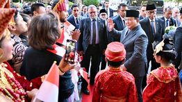 Senyum, Bungadan Bendera: Sambutan Diaspora Indonesia untuk Prabowo di Paris