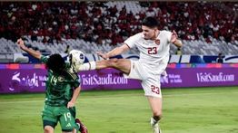 Justin Hubner Posting Kick Kepala Pemain Arab Saudi