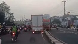 2 Truk Tabrakan di Jalan Raya Bogor, Lalu Lintas Sempat Tersendat