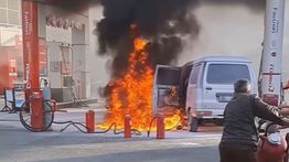 VIDEO: Mobil Terbakar Hebat di Antapani Bandung