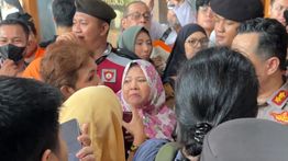 Gak Dikasih Masuk ke Ruang Sidang, Emak-emak Pendukung Tom Lembong Ngamuk