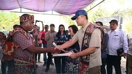 Menteri Iftitah Serahkan 400 SHM, Sumba Timur Disiapkan Jadi Pusat Ekonomi Baru