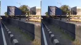 Truk Mogok Melintang di Jembatan 3 Arah Season City Jakarta Barat