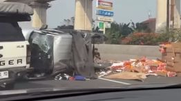 Tol Jakarta - Cikampek Macet Parah, Ternyata Mobil Muatan Terguling Sampai Ringsek
