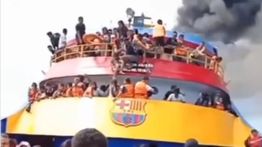 KN Gajah Laut Evakuasi Penumpang KM Barcelona yang Terbakar