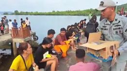 Bakamla Evakuasi Penumpang KM Barcelona