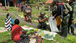 Gerakkan Roda Ekonomi, TNI Borong Hasil Tani Masyarakat Papua