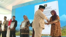 Prabowo Serahkan SK Badan Hukum Kopdes Merah Putih ke Lima Ketua Koperasi