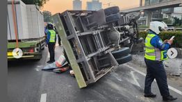 Truk Terguling di MT Haryono Jaksel arah Cawang Bikin Macet Parah