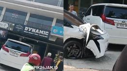 VIDEO: Alphard Ringsek Dihantam Mobil Listrik di PIK