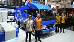 Perayaan 55 Tahun Mitsubishi Fuso: Hadirkan Truk Mobile Charging eCanter dan Tractor Head Baru di GIIAS 2025