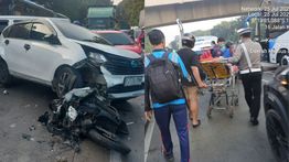 Mobil Hantam Motor hingga Ringsek di Kelapa Gading, Lalu Lintas Macet Parah