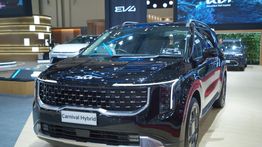 Kia Tawarkan Solusi Mobil Keluarga Modern Lewat Carnival Hybrid dan Carens di GIIAS 2025