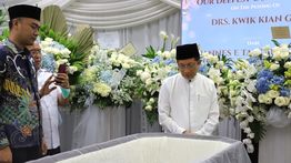 Menag Melayat Kwik Kian Gie, Sampaikan Doa dan Kenangan Mendalam