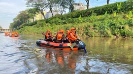 Tunggangi Perahu Karet, Pramono Anung Susuri Sungai Ciliwung