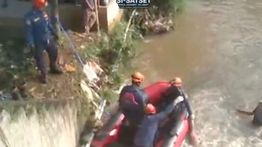 Warga Bogor Digegerkan Mayat Pria Mengambang di Sungai Kali Baru