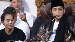 Penampakan DJ Panda saat Ikuti Pengajian Gus Iqdam
