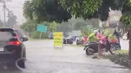 Motor Mogok Nekat Terjang Banjir di Kawasan Kemang Pratama