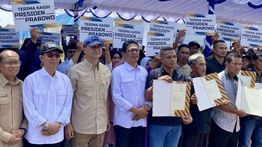 Mentrans Iftitah Serahkan 94 Sertifikat Hak Milik ke Warga Relokasi Rempang Eco City