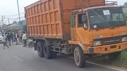Kecelakaan Maut di Lampung, Pemotor Hilang Kendali Hantam Truk Sampah