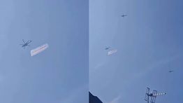 Helikopter Bawa Bendera Latihan Melintas di Langit Jakarta