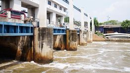 Ada Tumpukan Busa Putih di Pintu Weir 3 BKT