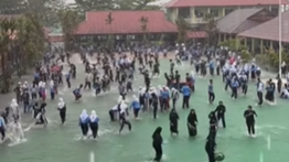 Momen Lapangan Sekolah Banjir Langsung Dijadikan Tempat Bermain Siswa