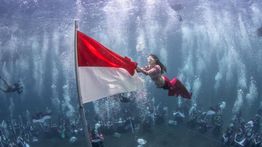 Gubernur Maluku Utara Sherly Tjoanda Kibarkan Merah Putih di Bawah Laut