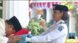 Momen Prabowo Cium Bendera Merah Putih Sebelum Dikibarkan pada Upacara HUT RI ke-80
