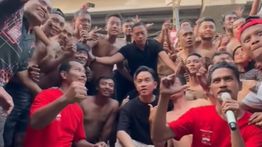 Gibran Nonton Panjat Pinang 17-an di Kalimalang, Berbaur Bareng Warga hingga Foto Bersama