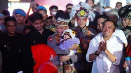 Momen Hangat Kapolri bersama Warga di Karnaval Kemerdekaan