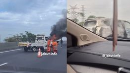 Mobil Terbakar Hebat di Exit Tol Papanggo JIS Pagi Ini