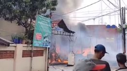 Kebakaran di Tangerang, Sebuah Bangunan Hangus Dilalap Api
