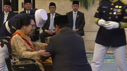 Prabowo Bersimpuh Saat Anugerahkan Penghargaan ke Istri Wismoyo Arismunandar