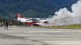 Pesawat Amole Air PK-PPI Terbakar di Bandara Aminggaru Ilaga