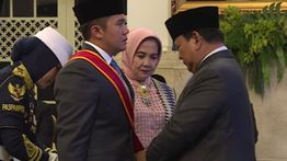 Detik-detik Seskab Teddy Indra Disematkan Penghargaan oleh Presiden Prabowo